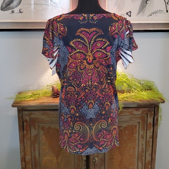 🍀Blouse with gold metal embellishments - Picture 3 of 3